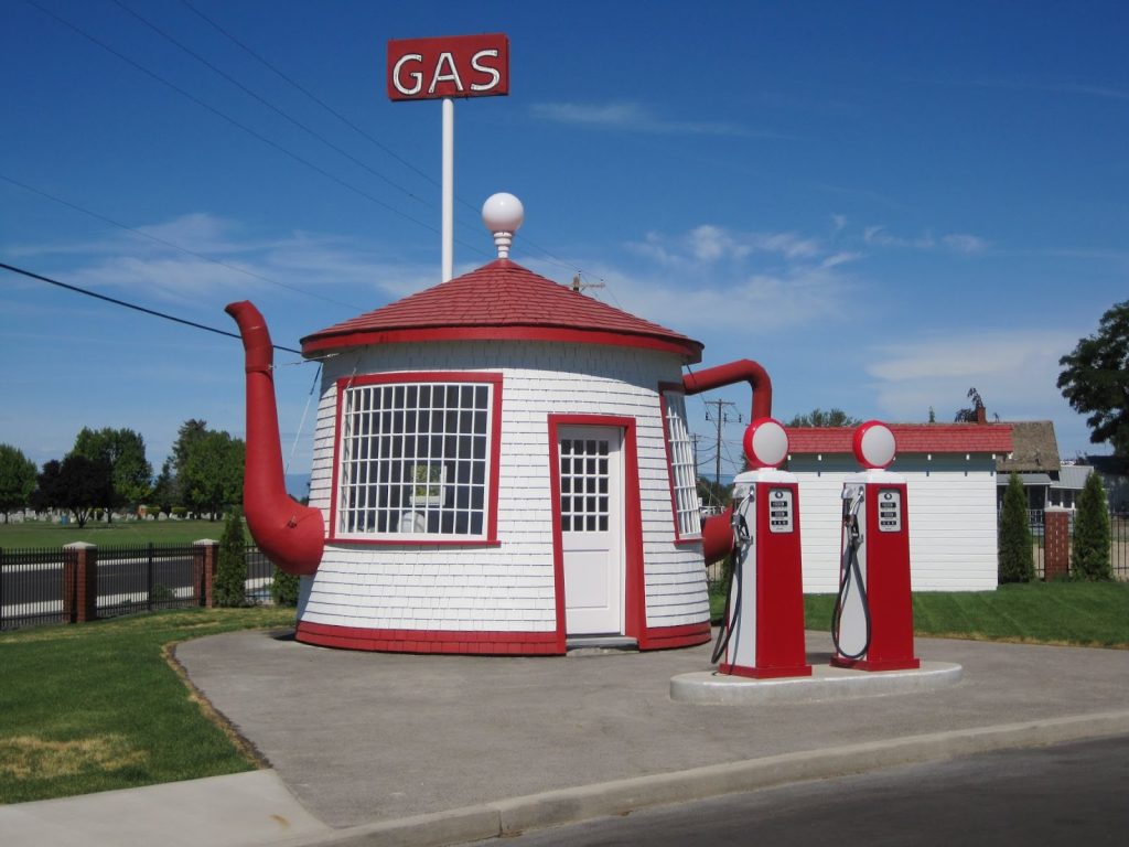 Teapot Dome Service Station, Zillah, Washington State. Copyright 2006-2016 by Soozcat http://laundryfaerie.blogspot.co.uk/2012/07/want-some-tea.html